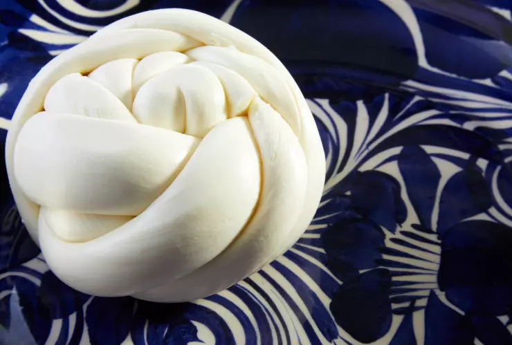 Traditional,Delicious,Oaxaca,Cheese,Or,Quesillo,Over,A,Typical,Blue