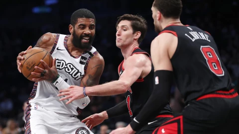 Kyrie Irving de los Nets ante Chicago Bulls