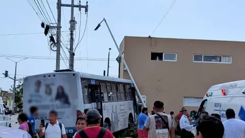 ¡Accidente mañanero! Camión choca contra inmueble en la avenida Kabah.jpg