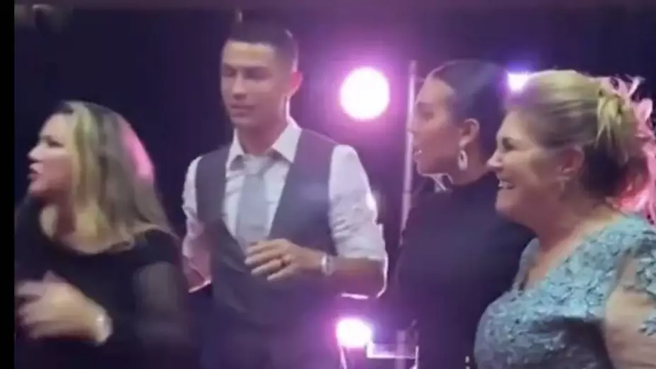 Georgina Rodríguez regaña a Cristiano Ronaldo con la mirada; video viral