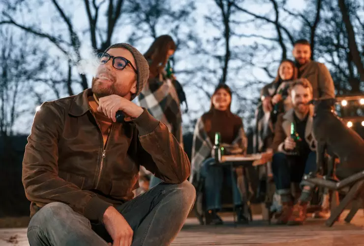 Un grupo de personas vapeando al aire libre