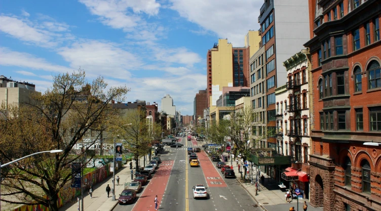 Autos circulan por calles de Manhattan