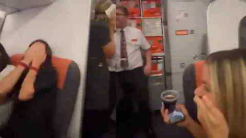 Video Tripulante descubre a pareja teniendo relaciones durante vuelo; pasajeros los ven