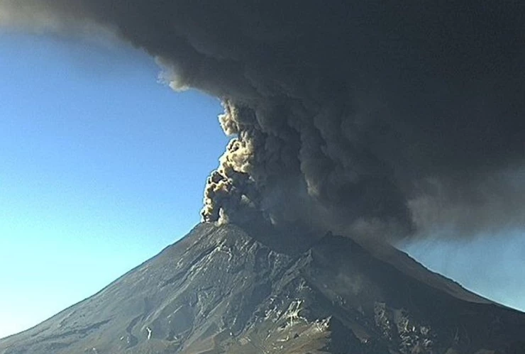 fumarola del volcán Popocatépetl hoy 27 de febrero de 2024
