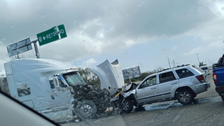 ÚLTIMA HORA_ Fuerte accidente causa tráfico en la vía Playa del Carmen-Tulum.jpg