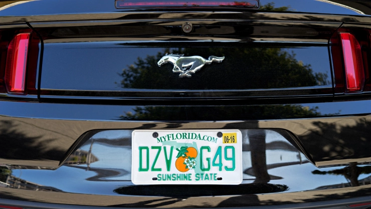 La parte trasera de un coche con matrícula de Florida