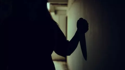 Hombre mata a su amigo a puñaladas por despertarlo temprano sin querer en Reino Unido.