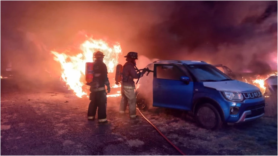 VIDEO_ Captan momento en el que hombre provoca incendio de más de 100 autos en Aguascalientes