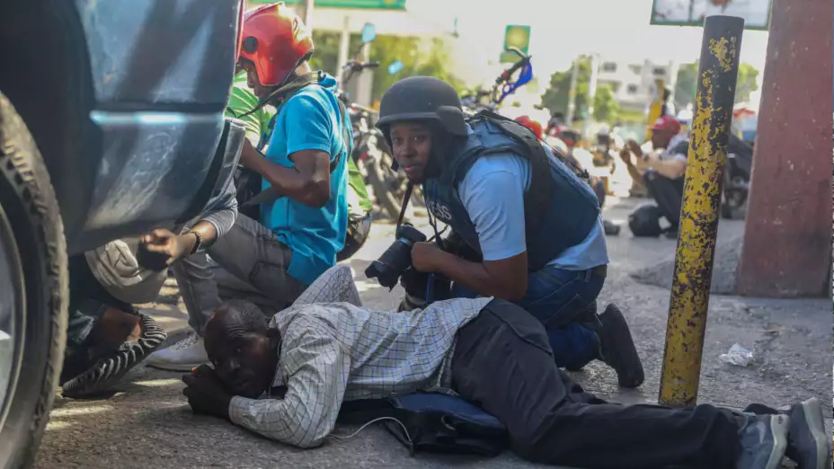 Periodistas se cubren de disparos entre pandillas y la policía en Puerto Príncipe, Haití.