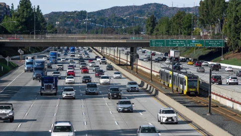 Autos circulan por carretera de Los Ángeles, California