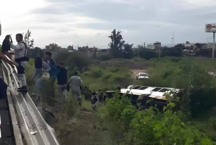 Accidente autopista Salamanca-Querétaro deja un muerto y varios estudiantes heridos hoy 26 de septiembre