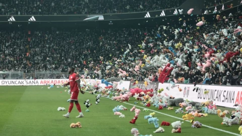 lanzaron miles de peluches cancha de estadio turquía