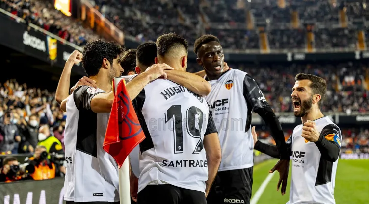 El Club Valencia de España en un partido en el Estadio Mestalla