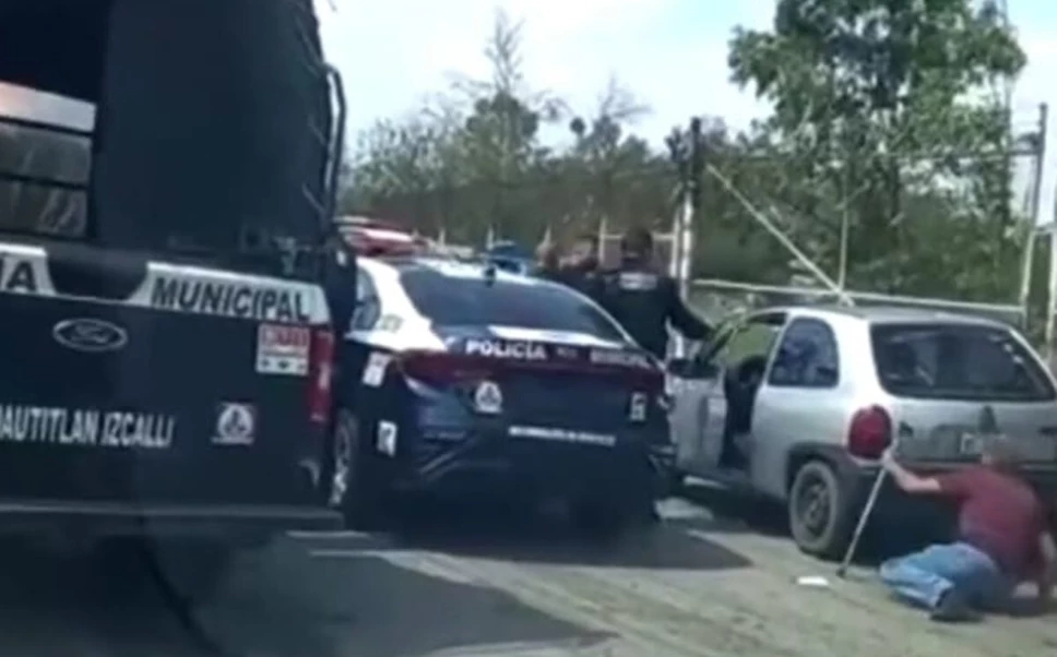 Captan a policías de Cuautitlán Izcalli agrediendo a adulto mayor