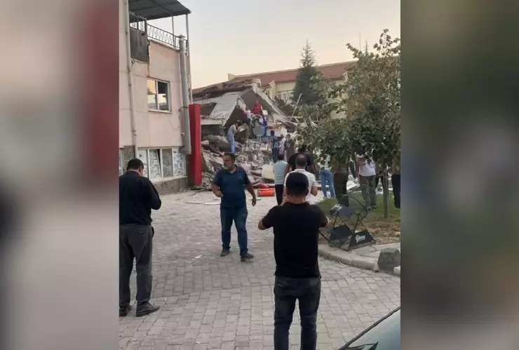 personas_edificio_derrumbe_sismo_turquia