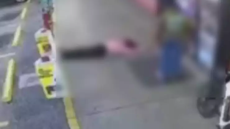 IMÁGENES SENSIBLES| Hombre asesina a una MUJER en plena gasolinera; caso genera conmoción