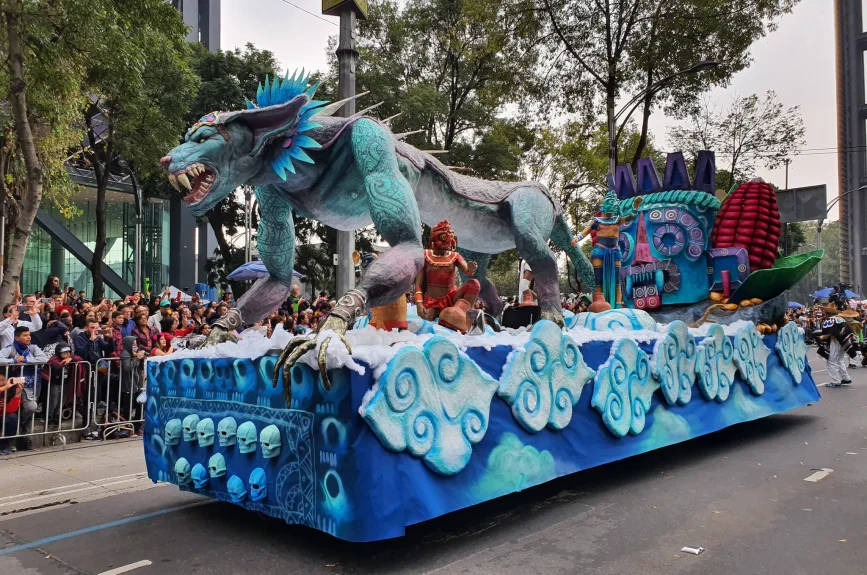 2 mil 500 artistas en acción, 11 carros alegóricos, 22 comparsas y diversos grupos de coreografías llenaron de alegría el corazón de la CDMX.