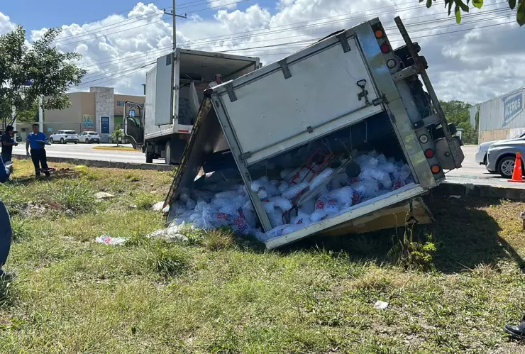 volcadura de camión carretera puerto morelos-playa del carmen