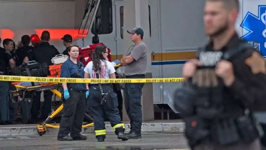 Cuatro muertos deja tiroteo en centro comercial de Indianápolis.