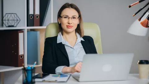 El delineado adecuado para un look elegante y discreto para ir a la oficina, según la IA.jpg