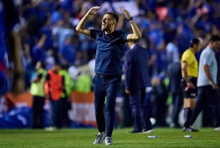 Martín Anselmi festeja el pase de Cruz Azul a las semifinales.