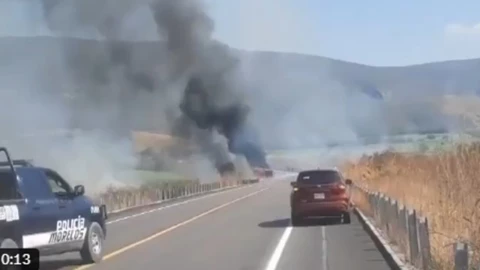 Captan EXPLOSIÓN de camioneta en la autopista XXI hoy; joven poblano sale herido.