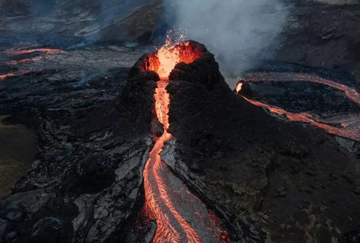 ¡TRAGEDIA! Turista muere al caer al cráter de un volcán en Indonesia; consiguió su última fotografía