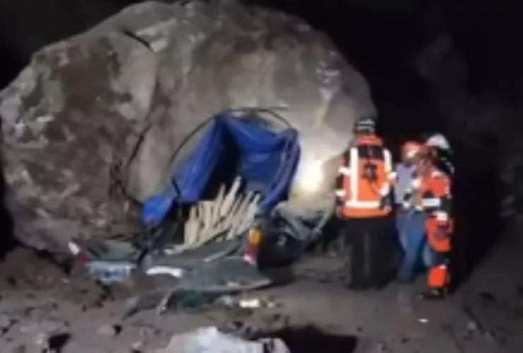 mueren aplastados por una roca gigante