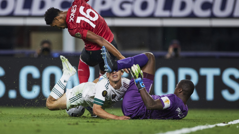 Hirving Lozano sufre escalofriante lesi&oacute;n 