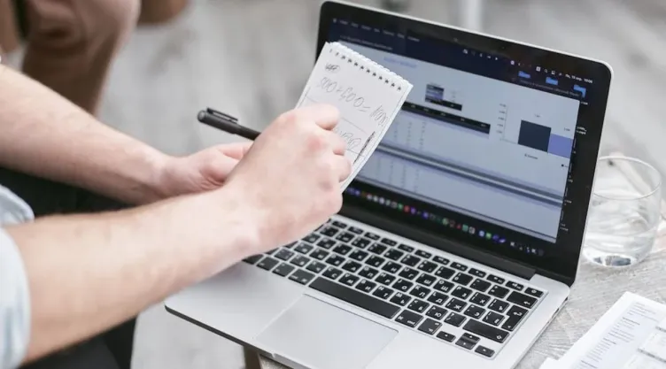 ¿Cómo administrar tus finanzas con IA? Consejos de Condusef