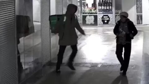 Video muestra a repartidor pateando a mujer mayor en Rusia