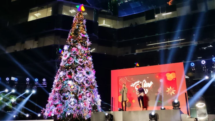Benjamín Salinas enciende el árbol de Navidad en TV Azteca