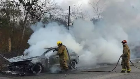 Incendio consume vehículo en la carretera Muna-Umán; ¿hay lesionados?