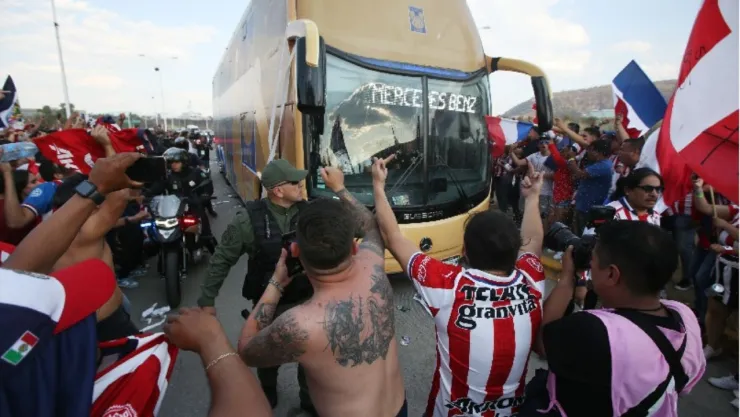 Camión Tigres apedreado