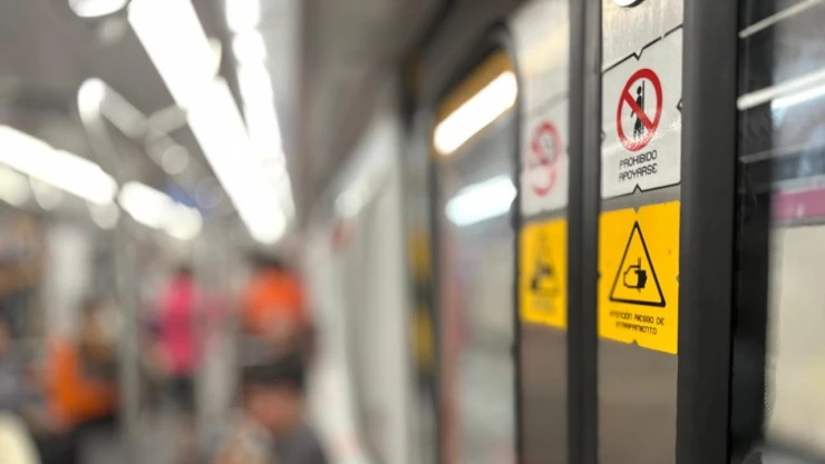 Interior de un vagón del Metro CDMX en su Línea A