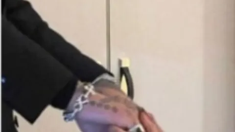 Christian Nodal repite su historia con Belinda al lado de Cazzu con este anillo.
