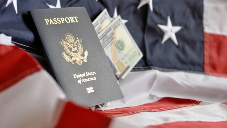 Un pasaporte estadounidense sobre una bandera