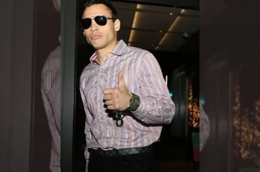Julio Cesar Chavez Jr saludando.jpg