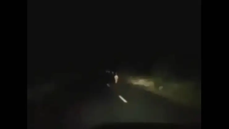 VIDEO_ Así un trailero captó el momento en el que lo persiguió un NIÑO FANTASMA en la carretera