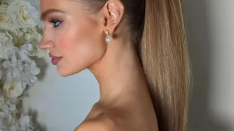 Coleta alta para un look clean girl