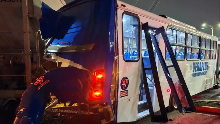 Fallece pasajero de ruta arrastrada por tren en Medellín