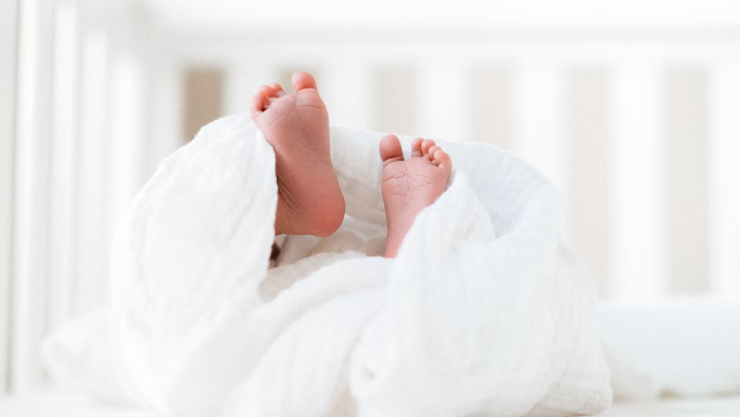 DETIENEN A MADRE POR MORDER Y GOLPEAR A SU BEBÉ 