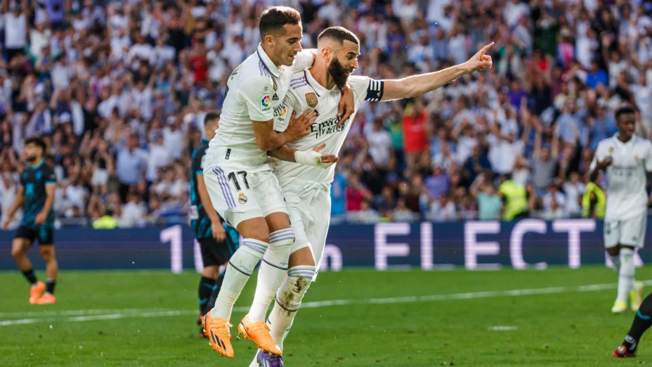 Karim Benzema del Real Madrid celebra un gol ante el Almería.