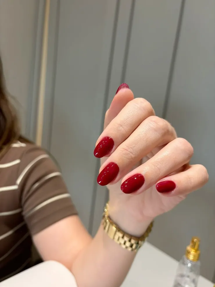13 diseños de uñas rojas sencillas, pero elegantes: para natación, gym, pádel o atletismo