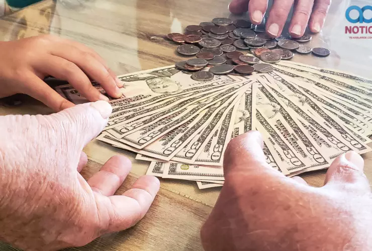 D&oacute;lares en efectivo y monedas de los Estados Unidos