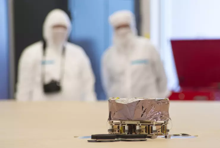 Nave pequeña asteroide 1.jpg