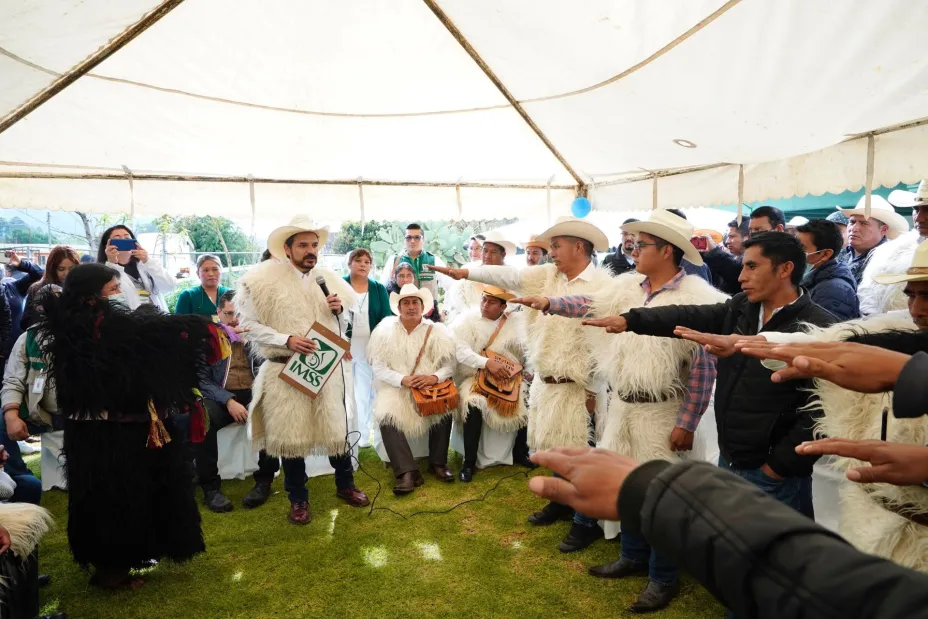 Zoe Robledo con Chamulas .jpg