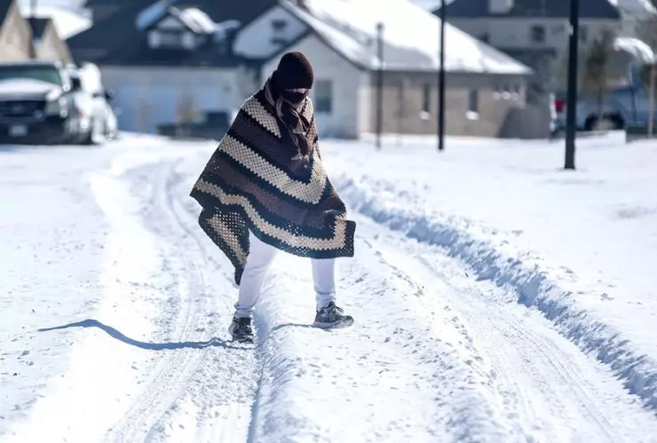 persona caminando nieve