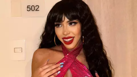 yeri mua disfraz selena causa polemica