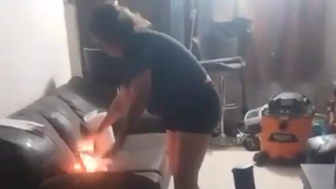 Mujer incendia su casa después de pelearse con su esposo, video viral.png